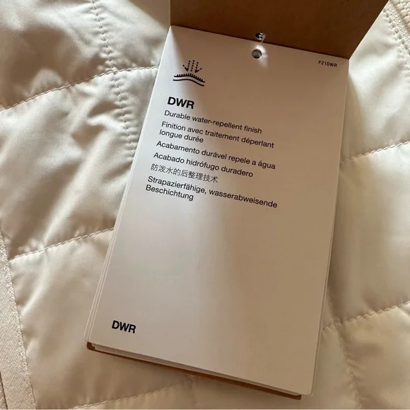 The North Face Women's White Puffer Jacket - Picture 10 of 16